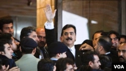 Perdana Menteri Yusuf Raza Gilani di depan gedung Mahkamah Agung Pakistan (13/2).