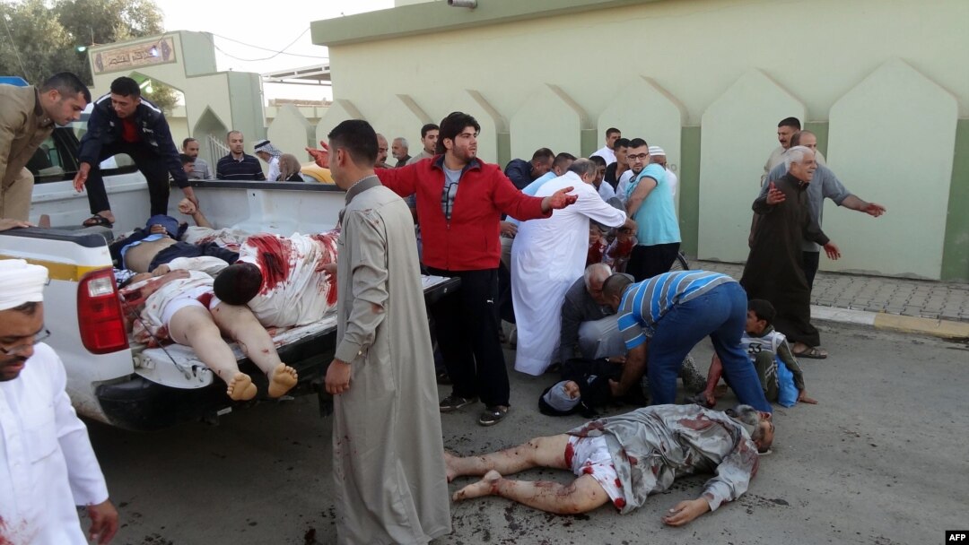 Korban ledakan bom di dekat sebuah masjid di Kirkuk, diangkut dengan sebuah truk 'pick-up' (15/10). 11 orang dilaporkan tewas dalam insiden ledakan bom seusai menunaikan sholat Idul Adha tersebut.