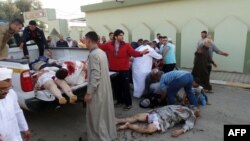 Korban ledakan bom di dekat sebuah masjid di Kirkuk, diangkut dengan sebuah truk 'pick-up' (15/10). 11 orang dilaporkan tewas dalam insiden ledakan bom seusai menunaikan sholat Idul Adha tersebut.