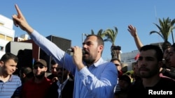 Nasser Zefzafi, leader de la contestation populaire dans la région du Rif, dans le nord du Maroc, harangue la foule à Al-Hoceïma, Maroc, 18 mai 2017.