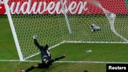 kwallo a cikin ragar kasar Kamaru a gasar cin kofin duniya