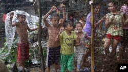 Enfants philippins lors de l'arrestation de suspects suite à un raid meurtrier dans le cadre de la campagne "War on Drugs" du président Rodrigo Duterte, Manille, 5 octobre 2016