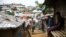 Ciudadanos birmanos de la comunidad rohinyá en el Bazar de Cox, en Bangladés.