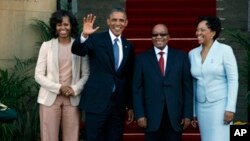 Presidente Barack Obama ladeado pela Primeira Dama Michelle Obama, Esq, acena com o Presidente sul africano Jacob Zuma.