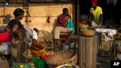 Des vendeurs au marché central de Bujumbura, le 24 juillet 2015.