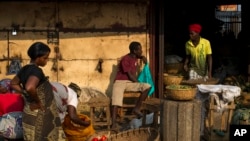 Des vendeurs au marché central de Bujumbura le 24 juillet 2015.