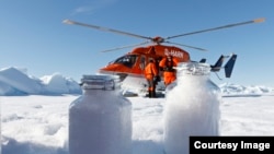 Scientists from the Alfred Wegener Institute use the board helicopter from the icebreaking research vessel Polarstern to collect snow samples. Even in the Arctic the snow is polluted with microplastics. (Photo: Kajetan Deja)