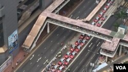 Taxi drivers, along with a growing number of Hong Kong residents and business people, oppose the demonstrations which disrupts traffic, Hong Kong, Oct. 9, 2014. (Daniel Schearf/VOA)