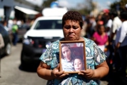 Foto del funeral de Rosa Colindres y su hijo, Marco, que fueron asesinados por supuestos miembros de pandillas cuando regresaban de ver un partido de fútbol. Autoridades dijeron que presuntamente entraron, por error, en una zona controlada por maras.