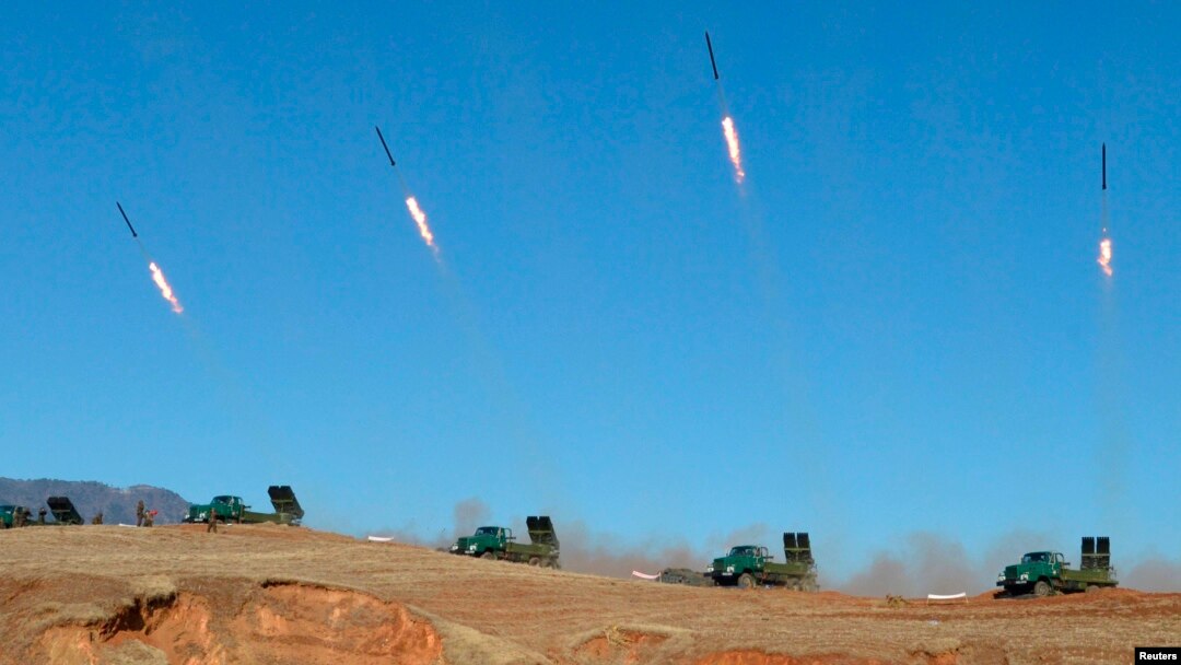 Unit artileri militer Korea Utara melakukan latihan militer (11/3).