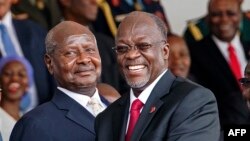 Le président ougandais Yoweri Museveni et son homologue tanzanien John Magufuli à Dar es Salam, 5 novembre 205.