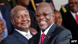 Les présidents tanzanien John Magufuli et ougandais Yoweri Museveni à Dar es Salaam, Tanzanie, 5 novembre 2015.