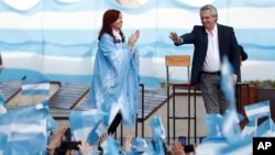 El candidato presidencial Alberto Fernández saluda a su compañero de fórmula Cristina Fernández de Kirchner aplaudiendo durante un mitin de campaña de clausura en Mar del Plata, Argentina, el jueves 24 de octubre de 2019.(AP Photo / Natacha Pisarenko )