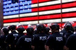 Los oficiales del Departamento de Policía de Nueva York (NYPD) en Times Square, en el distrito de Manhattan, observan a manifestantes protestar contra la muerte en custodia policial de George Floyd en Minneapolis. 1 de junio de 2020.