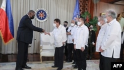 로이드 오스틴 미국 국방장관이 29일 마닐라에서 로드리고 두테르테 필리핀 대통령과 만났다.