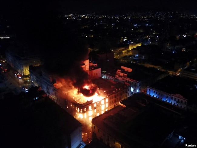 Un edificio arde en llamas en la capital de Perú en la jornada de "La Toma de Lima" por manifestantes contra el gobierno de Dina Boluarte el 19 de enero de 2023.