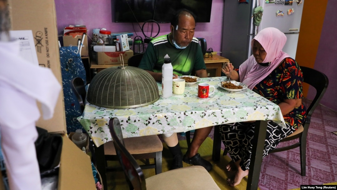 Pasutri di Petaling Jaya, di tengah lonjakan kasus COVID-19 di Malaysia (foto: ilustrasi). Akibat pandemi, banyak warga menjadi korban rentenir yang menawarkan pinjaman dengan bunga sangat tinggi.
