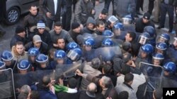 خۆپـیشـانده‌ران و هێزه‌کانی پـۆلیس له‌ جه‌زائیر به‌ گژ یه‌کتریدا ده‌چنه‌وه‌، شه‌ممه‌ 22 ی یه‌کی 2011