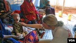 Dr. Monica Thallinger merawat seorang anak yang kekurangan gizi parah di tenda ruang gawat darurat yang didirikan Doctors Without Borders di kamp Hilaweyn, Ethiopia.