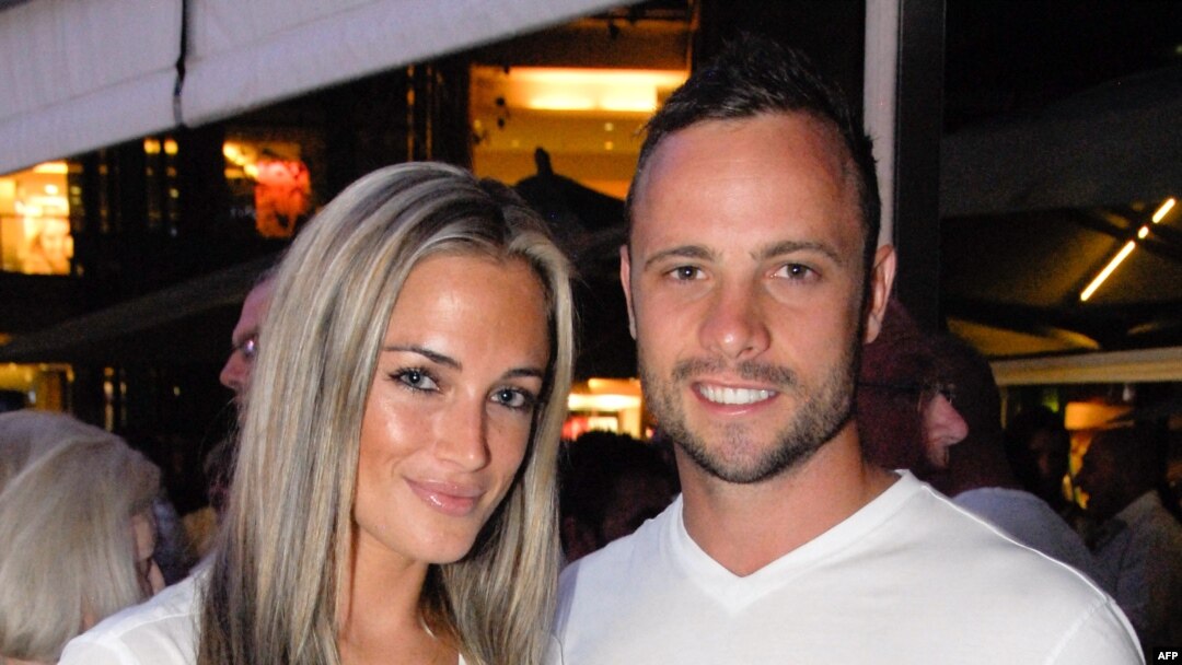 Pelari olimpiade Oscar Pistorius bersama pacarnya Reeva Steenkamp di Johannesburg, 26/1/2013.