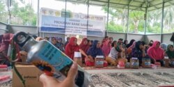 Lokakarya daur ulang plastik kepada kaum perempuan di Huntara ex tsunami di Donggala. (Courtesy)