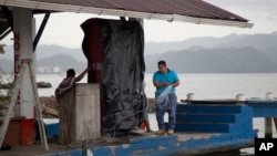 Sebuah SPBU laut ditutup untuk persiapan datangnya Badai Earl di Puerto Barrios, Guatemala Selasa (2/8). 