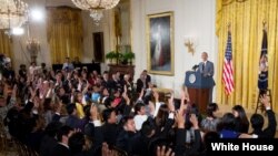 Presiden AS Barack Obama berdiskusi dengan peserta Young Southeast Asian Leaders Initiative (YSEALI) di Gedung Putih (1/6). 