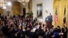 Presiden AS Barack Obama berdiskusi dengan peserta Young Southeast Asian Leaders Initiative (YSEALI) di Gedung Putih (1/6). 