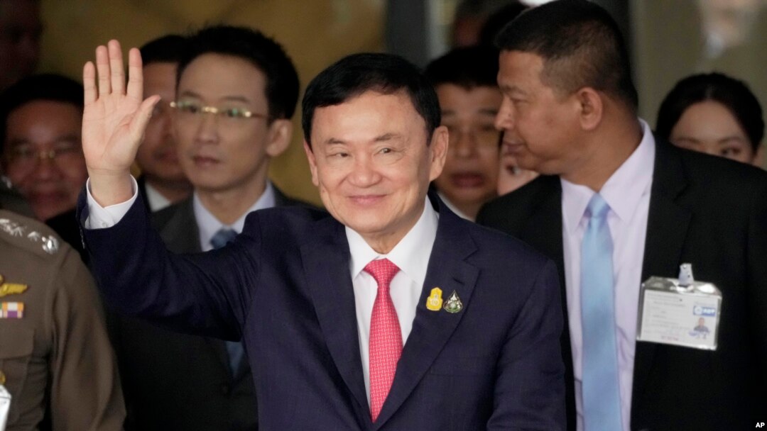 Mantan perdana menteri Thailand, Thaksin Sinawatra (tengah), tiba di Bandara Don Muang, Bangkok, Thailand, 22 Agustus 2023. Putrinya, Paetongtarn Shinawatra, mengatakan Thaksin mengalami stres tapi masih semangat. (Foto: Sakchai Lalit/AP Photo)