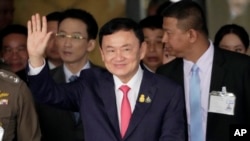 Mantan perdana menteri Thailand, Thaksin Sinawatra (tengah), tiba di Bandara Don Muang, Bangkok, Thailand, 22 Agustus 2023. Putrinya, Paetongtarn Shinawatra, mengatakan Thaksin mengalami stres tapi masih semangat. (Foto: Sakchai Lalit/AP Photo)