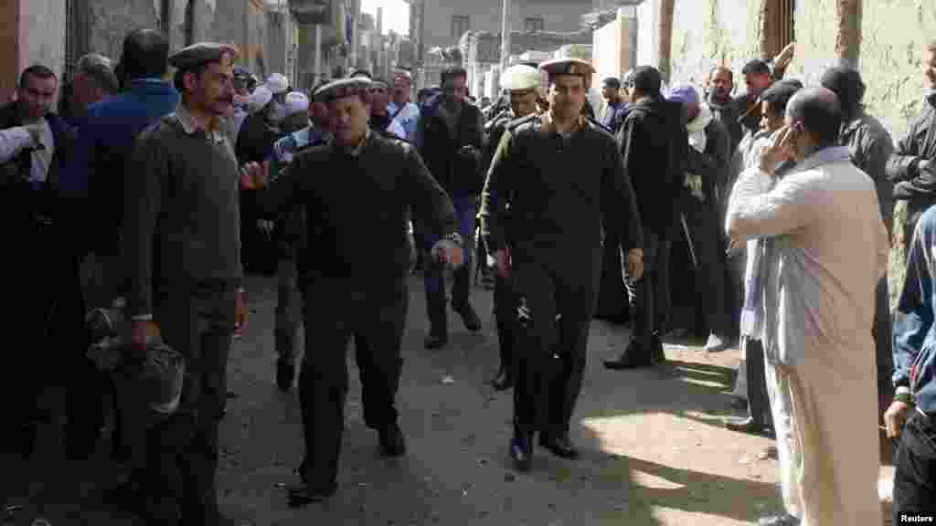 Tentara tiba untuk mengamankan Gereja Perawan Maria tempat para kerabat dan sahabat pria-pria Koptik Mesir yang dibunuh di Libya menghadiri misa di desa el-Aour, dekat Minya, 220 kilometer dari selatan Kairo, Mesir (16/2).​&nbsp;(AP/Hassan Ammar)