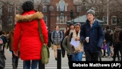 ARCHIVO- Estudiantes en el campus de Brooklyn College, Nueva York. Foto sin fecha.