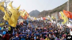 Aksi unjuk rasa menentang rencana pemasangan sistem pertahanan rudal anti-balistik THAAD di Seongju, Korea Selatan, 18 Maret 2017.(AP Photo/Ahn Young-joon)