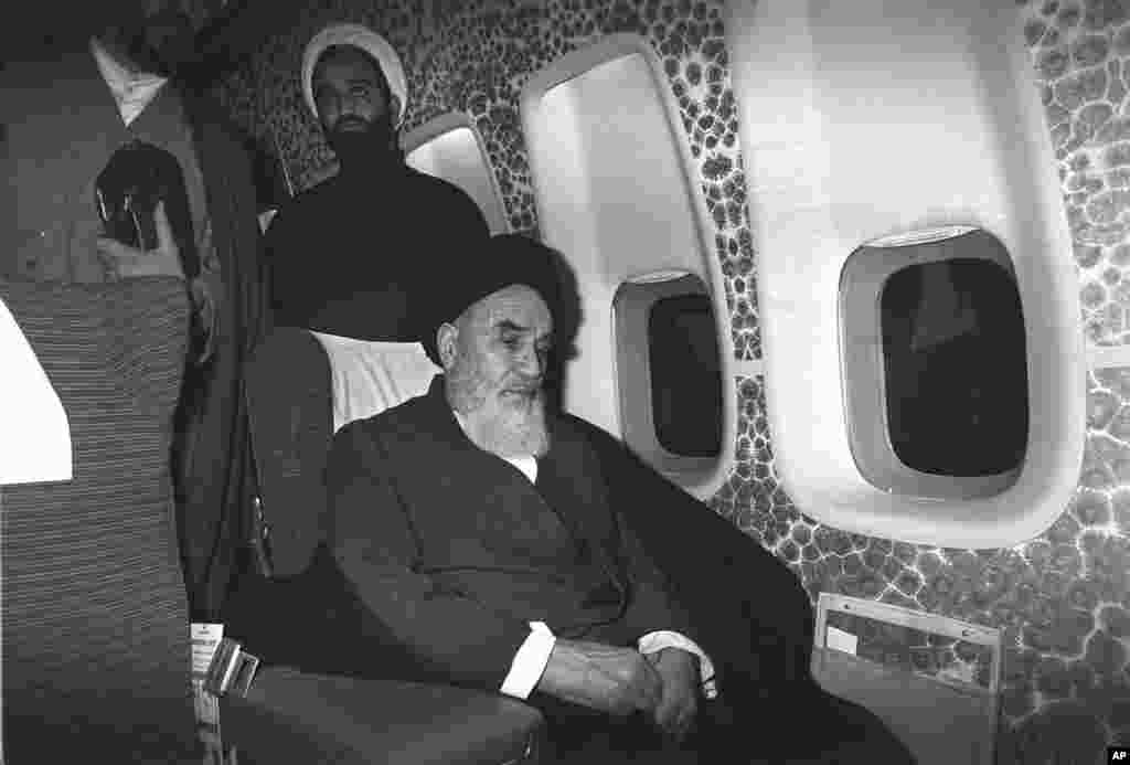 آیت الله روح الله خمینی در داخل هواپیمای دربستی که قرار است وی را از پاریس به تهران ببرد. هواپیما تا چند دقیقه به راه خواهد افتاد؛ و انتظار می رود میلیون ها نفر به استقبال وی بروند – ۱۲ بهمن ۱۳۵۷