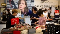 2019年8月2日顾客在北京购物中心处浏览商品