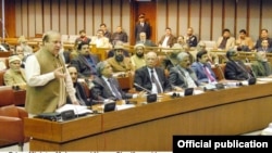 İdam cezasını geri getiren Pakistan Başbakanı Navaz Şerif parlamentoda konuşurken