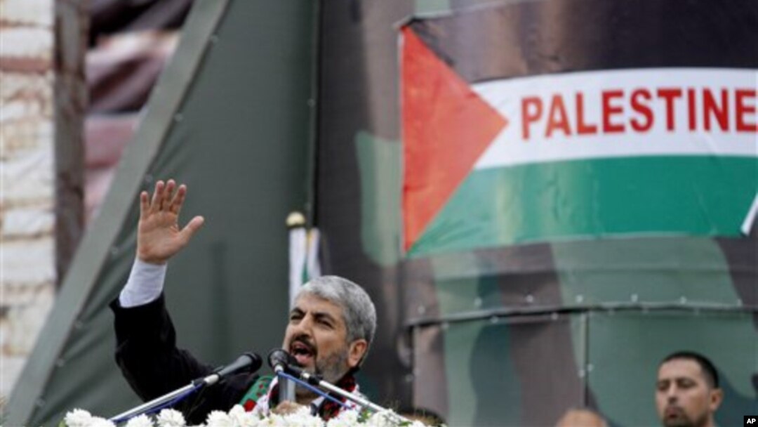 Pemimpin Hamas Khaled Meshaal berpidato di depan kerumunan massa di Jalur Gaza dalam acara peringatan 25 tahun berdirinya organisasi Hamas (8/12). 