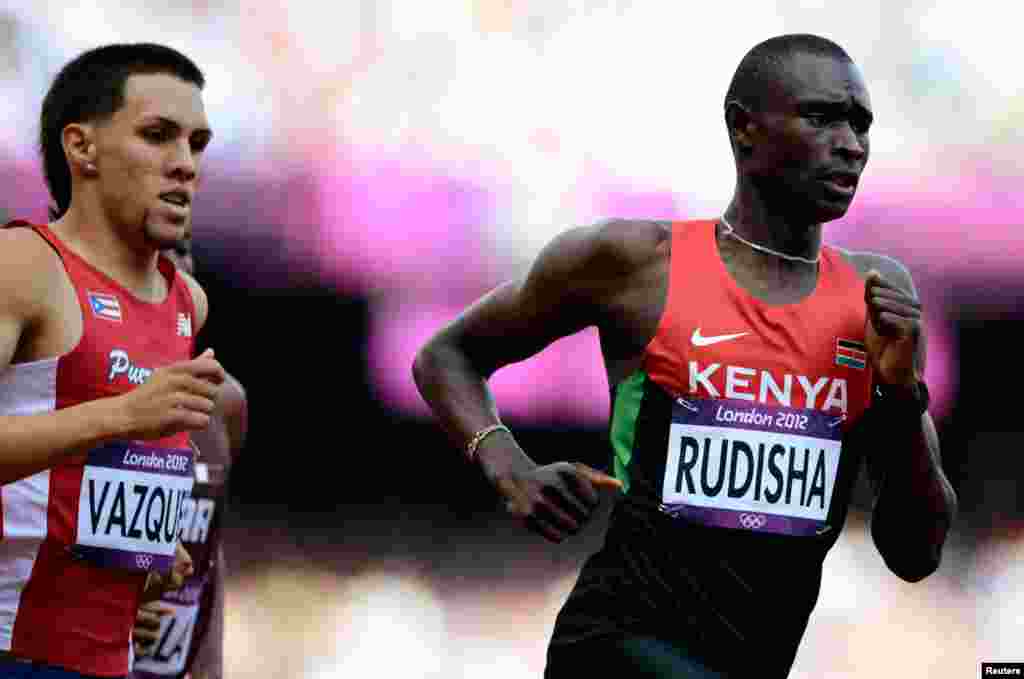 David Lekuta Rudisha của Kenya qua mặt Wesley Vazquez của Puerto Rico trong m&ocirc;n chạy 800 m&eacute;t. Rudisha tự ph&aacute; kỷ lục trước đ&acirc;y của anh trong m&ocirc;n n&agrave;y, 6/8/2012. REUTERS/Dylan Martinez
