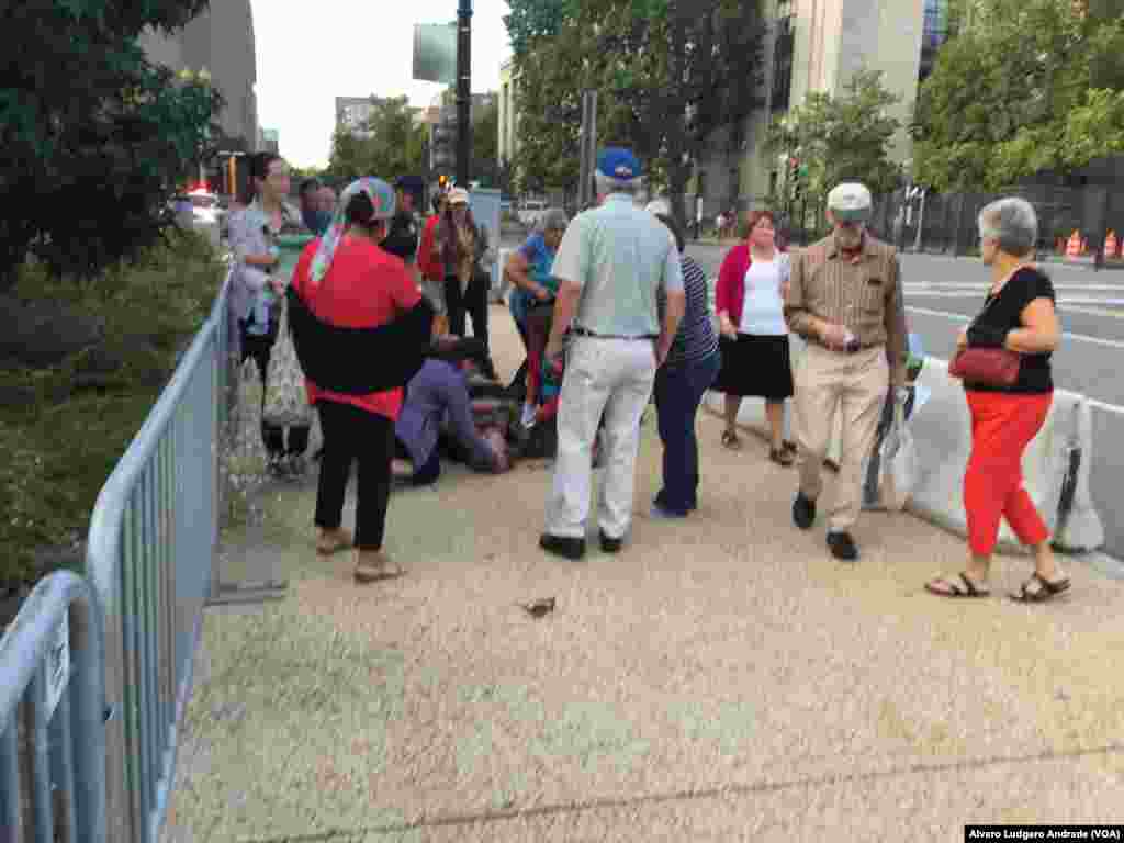 Mulher cai a caminho Capitólio para ver o Papa, Washington DC, Set. 23, 2015