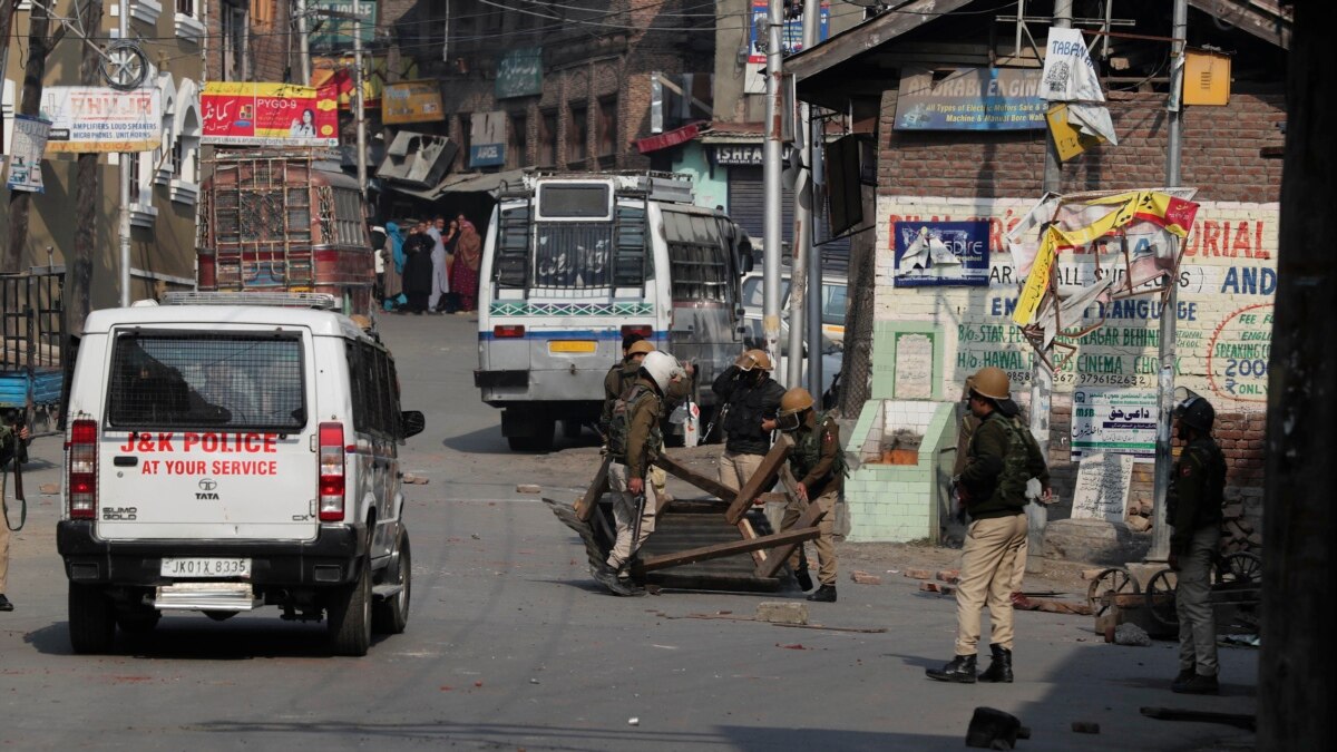 Police: Gunmen Kill 5 Indian Laborers In Kashmir