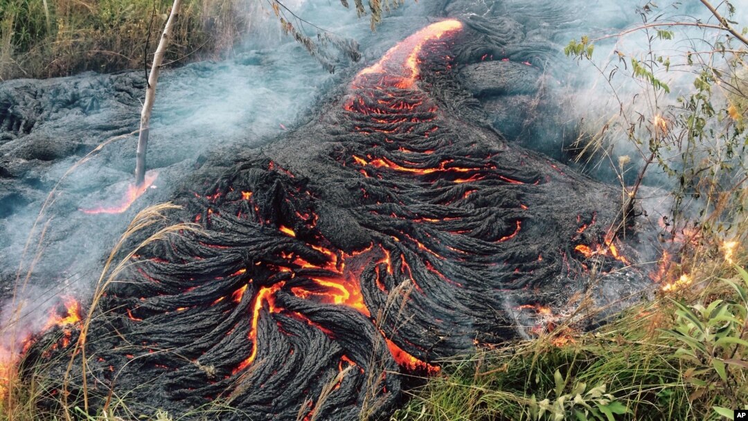La lava se encuentra actualmente en los patios traseros de las residencias