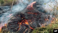 La lava se encuentra actualmente en los patios traseros de las residencias