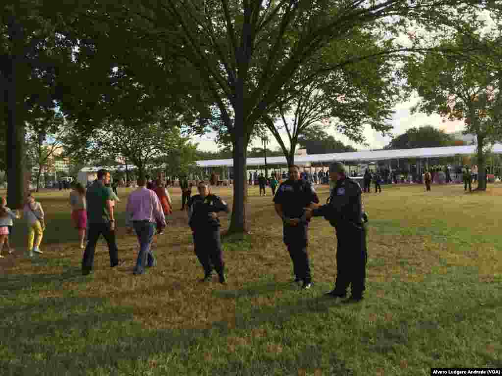 Segurança reforçada nos jardins que circundam o Capitólio, onde o Papa vai falar nesta manhã, Washington DC, 24 Set. 2015