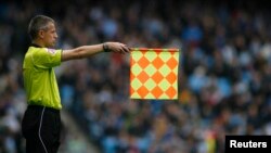 Un arbitre de touche signale un hors-jeu lors du match Manchester City - Newcastle en Premier League, Angleterre, 10 mars 2010.