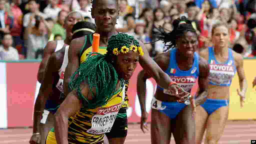 Shelly-Ann Fraser wa Jamaica akipokea kijiti kumaliza mbio za 4x100