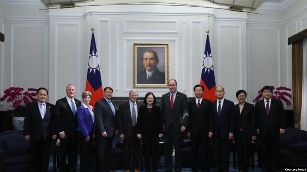 台湾总统蔡英文在总统府会见到访的美国参议院“台湾连线”共同主席殷霍夫等美国国会议员（2018年2月21日，台湾总统府照片）