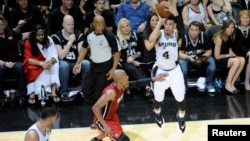 San Antonio Spurs guard Danny Green (4) shoots a three point basket in the fourth quarter against the Miami Heat in game one of the 2014 NBA Finals at AT&T Center in San Antonio, Texas, Jun 5, 2014. (USA TODAY Sports)