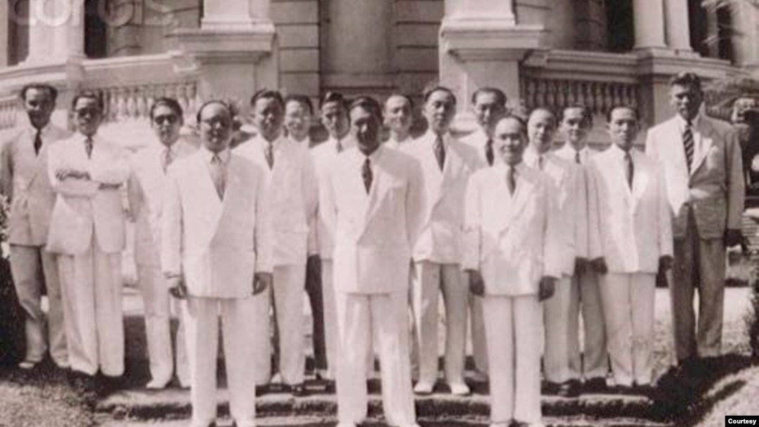 Nội các Hoàng thân Bửu Lộc, tháng giêng 1954 tại dinh Gia Long, Sài Gòn. Từ trái sang phải, nhận diện như một hàng, người thứ 4 là Hoàng thân Bửu Lộc ; người thứ 8 là Bảo Đại.