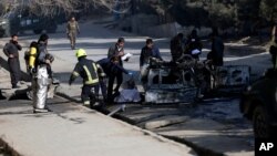 Propadnici bezvednosnih snaga Avganistana istražuju mesto napada bombom postavljenom pokraj puta u Kabulu, Avganistan, 10. jauara 2021.