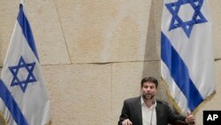 Menteri Keuangan Israel Bezalel Smotrich berpidato di hadapan anggota parlemen Israel di Yerusalem, pada 27 Maret 2023. (Foto: AP/Maya Alerruzzo, file)